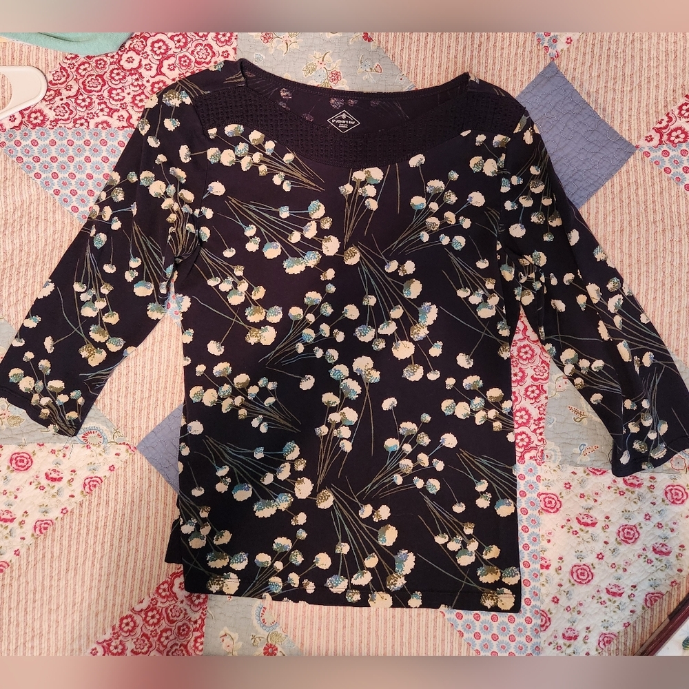 3/4 length sleeved crew neck top